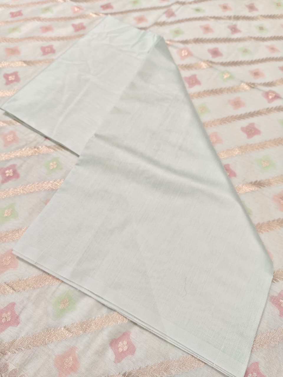 Signature Weave: Crimson Red 'Royal Paisley' Banarasi Katan Silk Saree